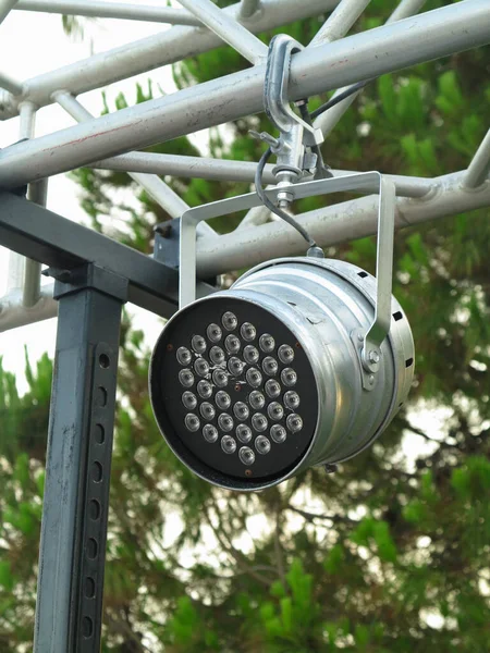 Alte Scheinwerfer Auf Metallischen Bühnenkonstruktionselementen — Stockfoto