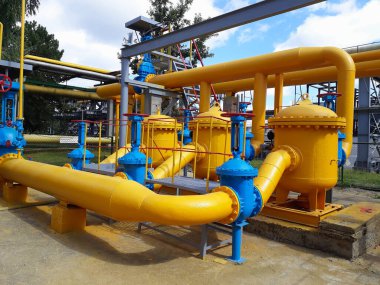 Endüstriyel gaz dağıtım boru hattı istasyonu, sarı borular, tüpler, valf ve diğer ekipmanlar