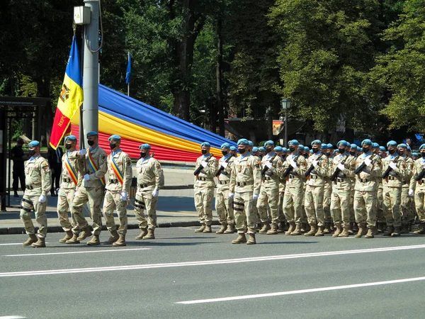 2021年8月27日 摩尔多瓦基希讷乌 士兵参加纪念独立日的阅兵式 — 图库照片