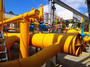 Endüstriyel gaz dağıtım boru hattı istasyonu, sarı borular, tüpler, valf ve diğer ekipmanlar