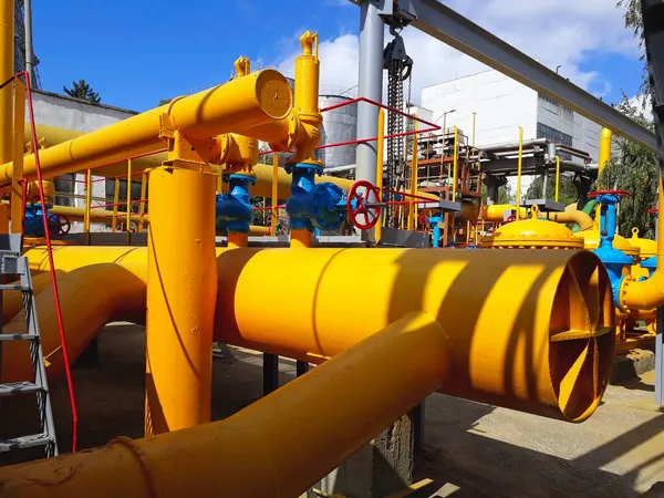 Industriegasverteilerstation Gelbe Rohre Schläuche Ventile Und Andere Anlagen — Stockfoto