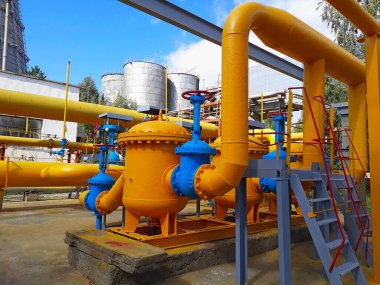 Endüstriyel gaz dağıtım boru hattı istasyonu, sarı borular, tüpler, valf ve diğer ekipmanlar