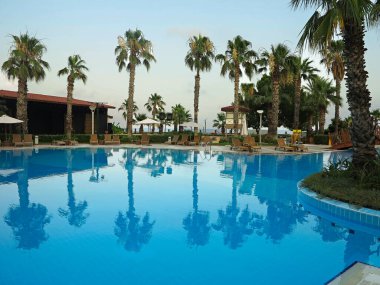 Tropikal bir otelde lüks mavi yüzme havuzu