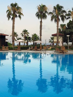 Tropikal bir otelde lüks mavi yüzme havuzu