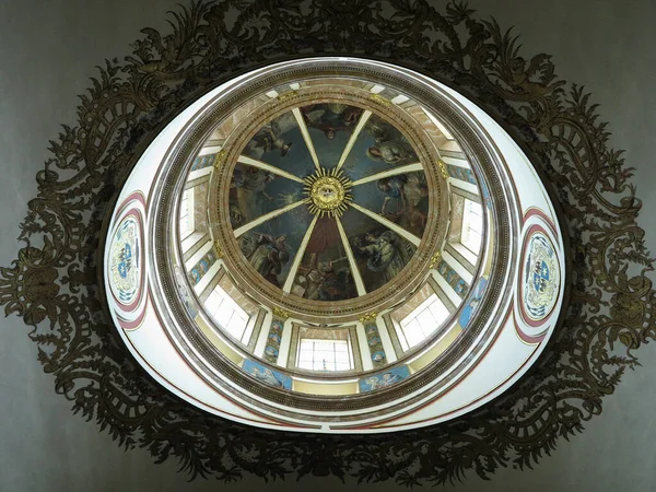 TARRAA, İspanya - 06.07.2022: Ortaçağ katolik katedrali Aziz Mary 'nin iç detayları .