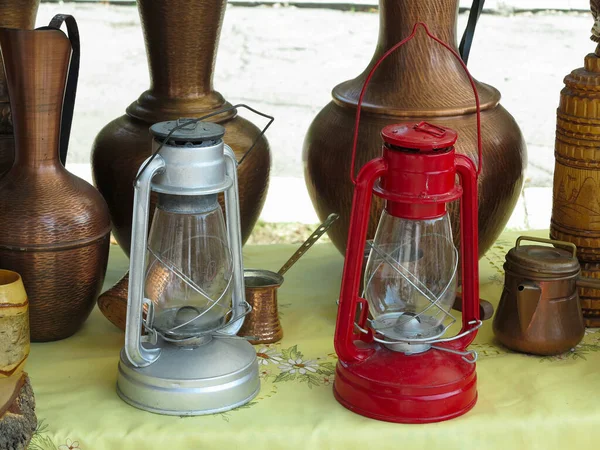 Vintage Kerosene Old Lantern Lamp Background Copper Jugs — 图库照片
