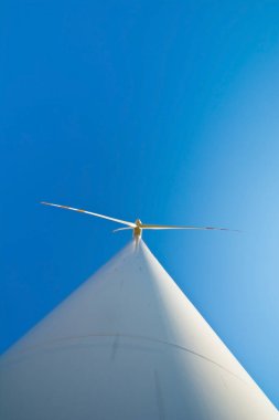 Yel değirmeni ve açık mavi gökyüzü. Yenilenebilir enerji