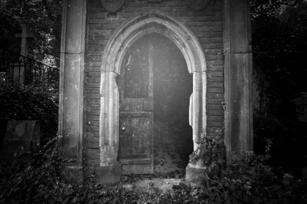 Porta Della Cripta Nel Cimitero Concetto Vita Morte Foto Stock