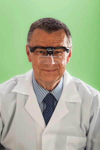 Büyüteç gözlüklü adam — Stok fotoğraf