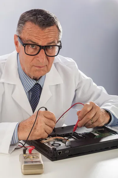 Senior Techniker mit Multimeter — Stockfoto