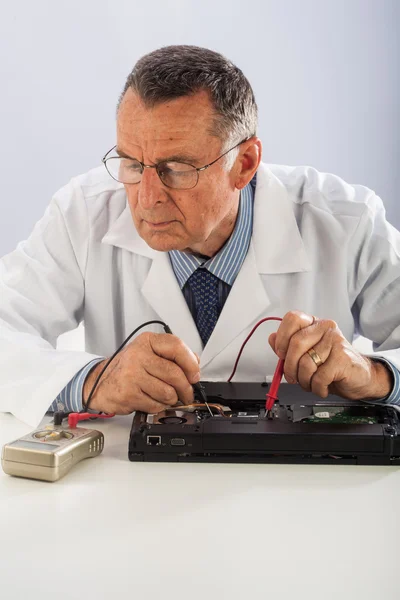 Senior-Techniker repariert Laptop — Stockfoto