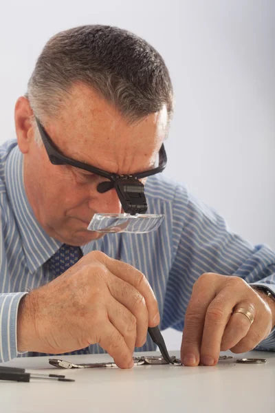 時計を修理する人 — ストック写真