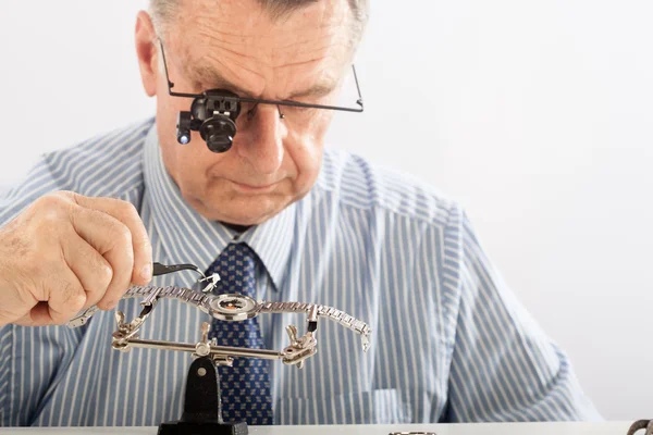Oudere man herstel horlogemaker — Stockfoto