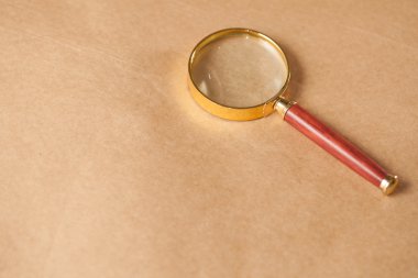 Kahverengi arka planda büyüteç
