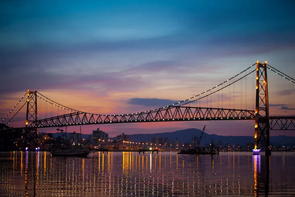Pont suspendu au coucher du soleil — Photo