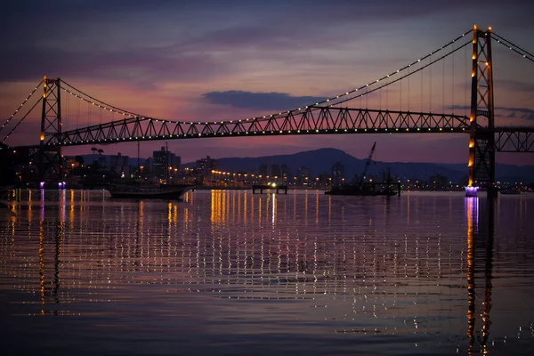 Κρεμαστή γέφυρα στο ηλιοβασίλεμα Royalty Free Φωτογραφίες Αρχείου