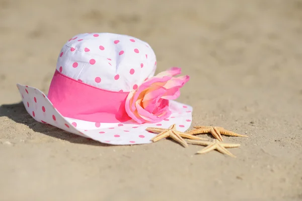 Starfish with hat on sand — Stock Photo, Image