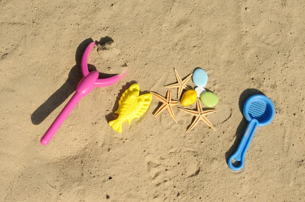 Детские игрушки на песке — стоковое фото