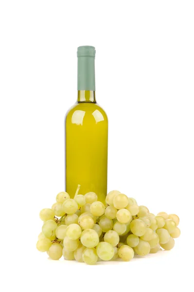 Изолированная бутылка вина с зеленым виноградом — стоковое фото