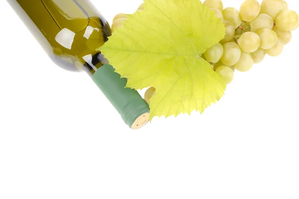 Flasche Wein mit Glas und grünen Trauben — Stockfoto