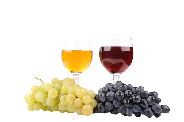 Uvas com folha e vinho no copo — Fotografia de Stock