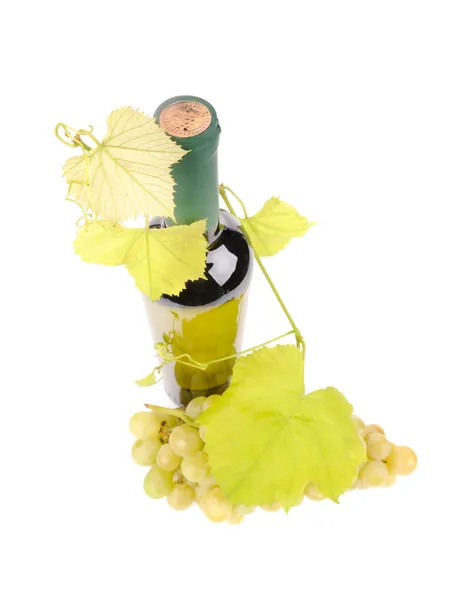 Бутылка вина с зеленым виноградом — стоковое фото