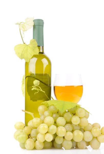 Geïsoleerde wijnfles met glas en groen druiven — Stockfoto