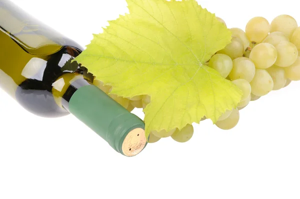 瓶用绿色葡萄红酒 — 图库照片