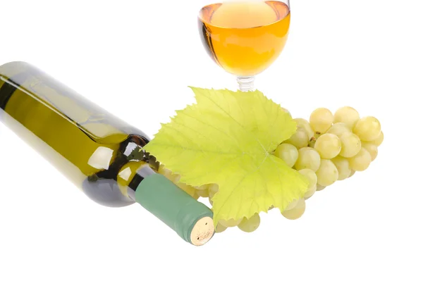 Bottiglia di vino isolata con vetro e uva verde — Foto Stock