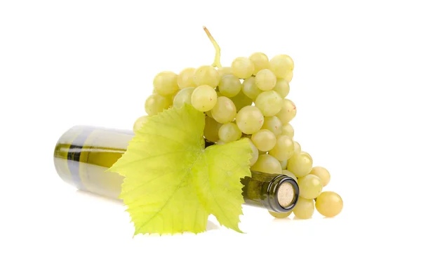 Bottiglia di vino con uva verde — Foto Stock