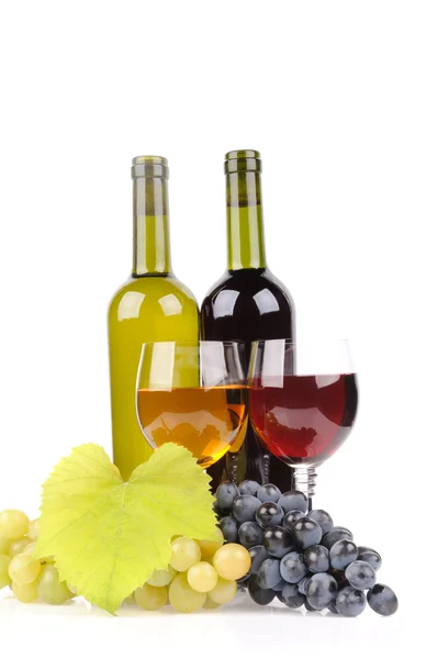 Garrafa de vinho isolado com vidro e uvas verdes — Fotografia de Stock