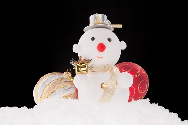 Vánoční sněhulák hračka na černém pozadí — Stock fotografie