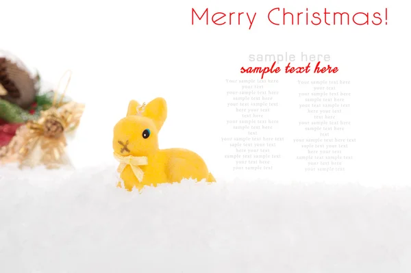 Weihnachtskaninchen auf dem Schnee vor weißem Hintergrund — Stockfoto