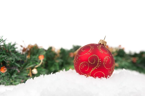 Röd jul boll med snö på vit bakgrund — Stockfoto