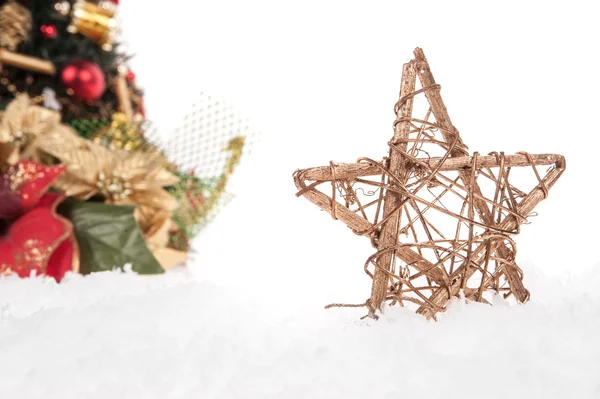 Dekorativ julstjärna i snön — Stockfoto