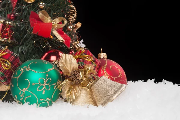Рождественские шары со снегом на черном фоне — стоковое фото