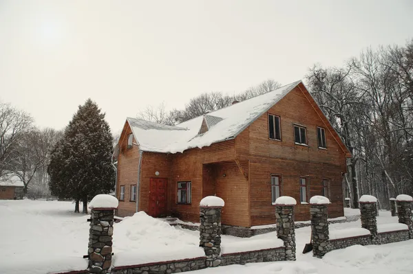 Сніжна зима будинок — стокове фото