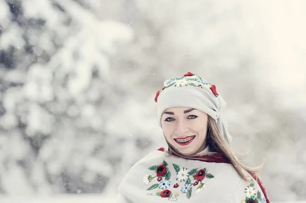 Una chica de belleza en el fondo de invierno de nieve — Foto de Stock