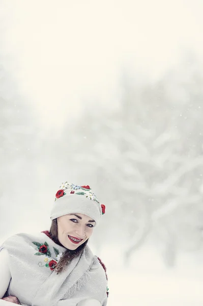 Una chica de belleza en el fondo de invierno de nieve — Foto de Stock