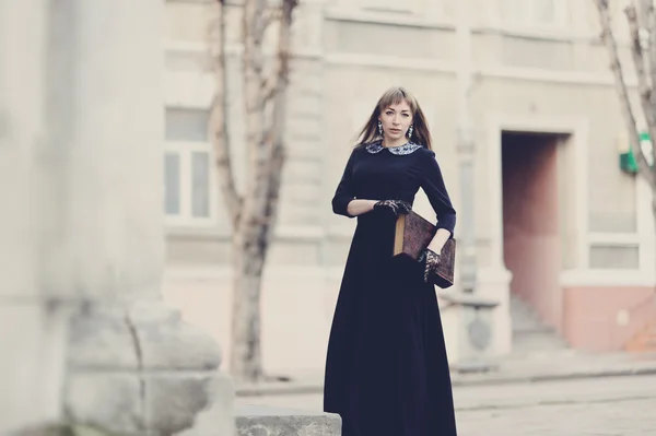 Mujer elegante vestida en estilo retro — Foto de Stock