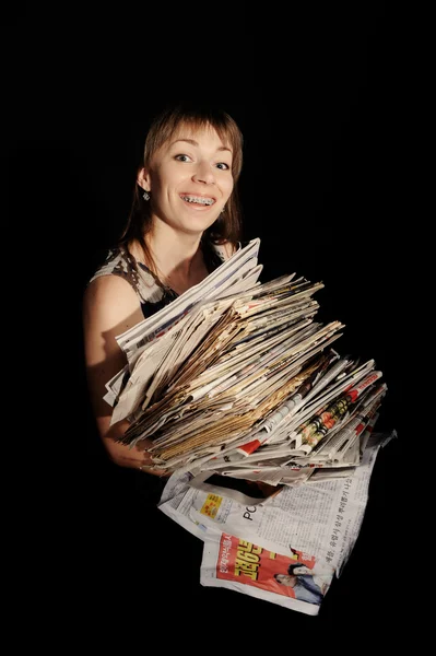 Flicka med tidningar i händerna — Stockfoto