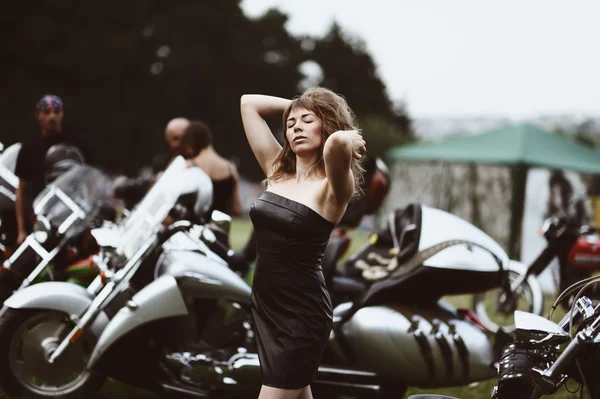 Jeune fille attrayante et moto — Photo