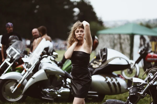 Giovane ragazza attraente e moto — Foto Stock