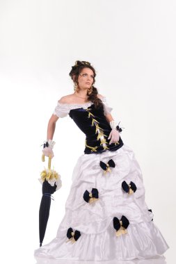 saç gri arka plan üzerinde papatya ile seksi kız