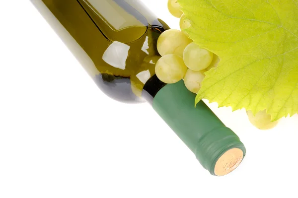 Garrafa de vinho isolado com uvas verdes — Fotografia de Stock