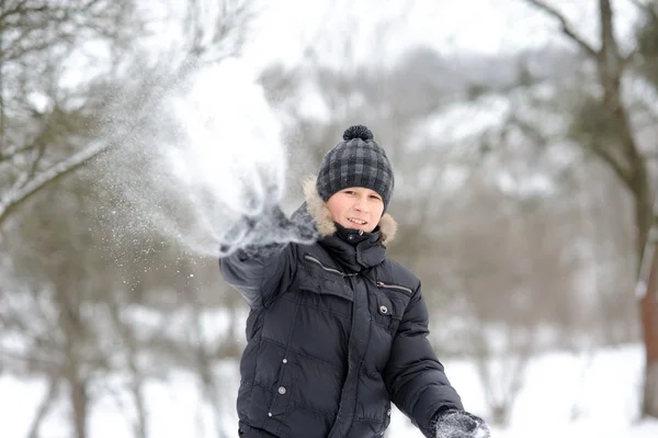 Ragazzo lancio palle di neve — Foto Stock