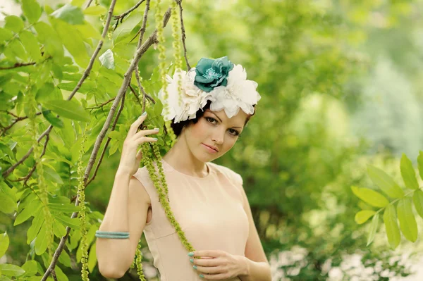 Chica atractiva en el bosque de primavera verde —  Fotos de Stock