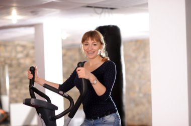 Spor salonundaki güzel kadın.