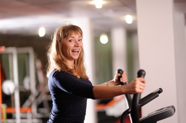 Spor salonundaki güzel kadın.