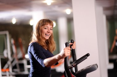 Spor salonundaki güzel kadın.